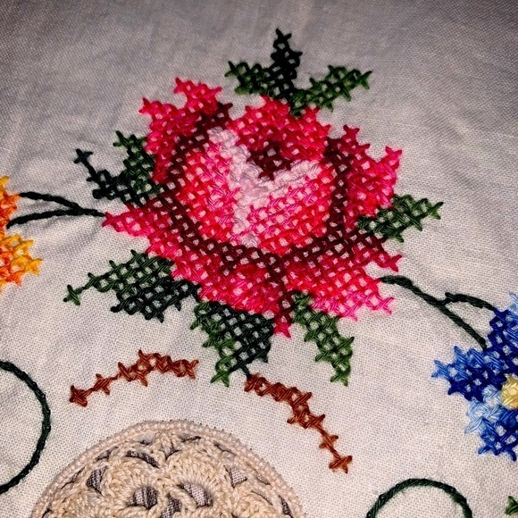 Vintage Hand Embroidered Tablecloth Exquisite Antique Linen - Picture 7 of 7